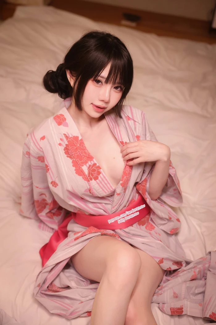 Gái teen kimono gợi cảm show hàng nóng bỏng
