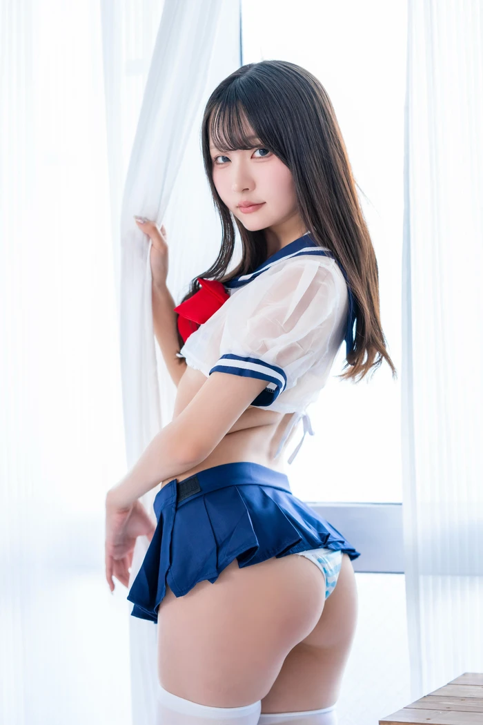 Idol Nhật Bản sexy lộ hàng vòng một đầy đặn