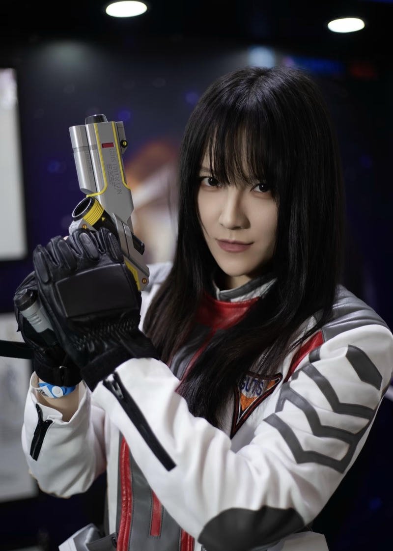 Nhân vật siêu nhân cosplay với khí chất chiến đấu