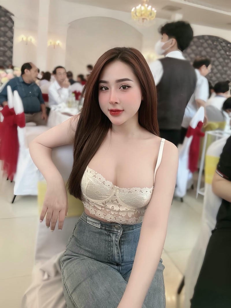 Thiếu nữ 9x xinh trình diễn cuốn hút