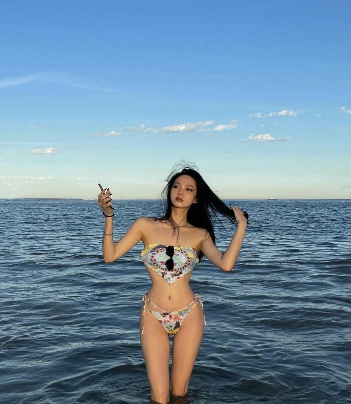 ảnh gái xinh mặc bikini đi biển xa