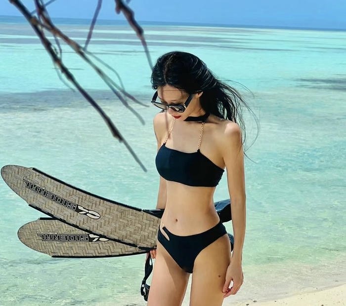 ảnh gái xinh mặc bikini màu đen sát nước