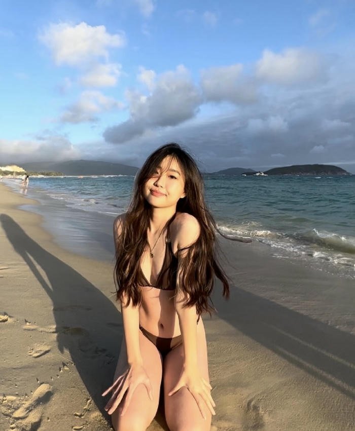 hình ảnh gái xinh mặc bikini đi biển trong