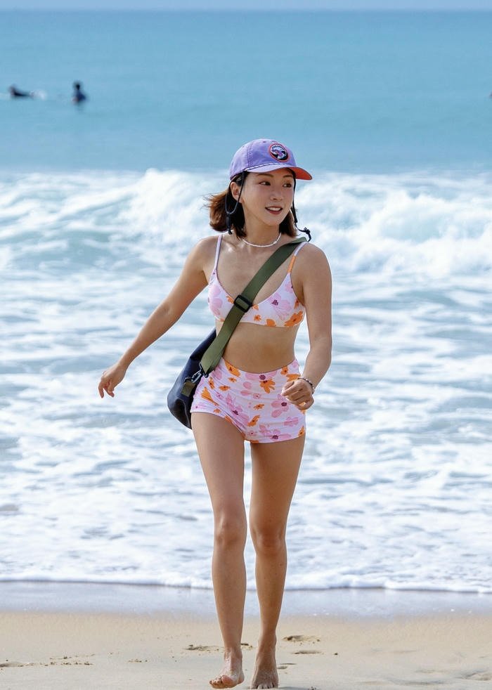 hình ảnh gái xinh mặc bikini đi biển ven