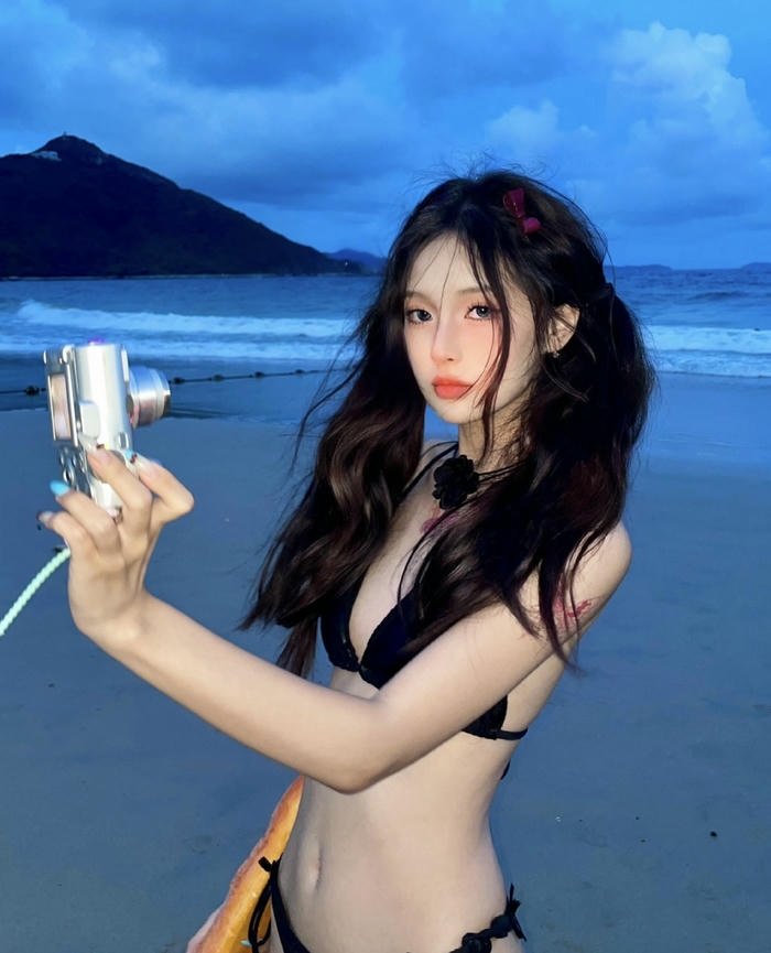 hình ảnh gái xinh mặc bikini màu đen bãi dài