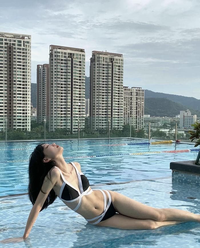 hình ảnh gái xinh mặc bikini màu đen ngoài trời
