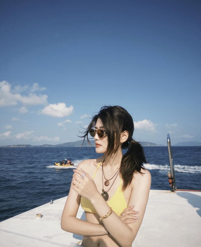 hình gái xinh mặc bikini đi biển bãi đẹp