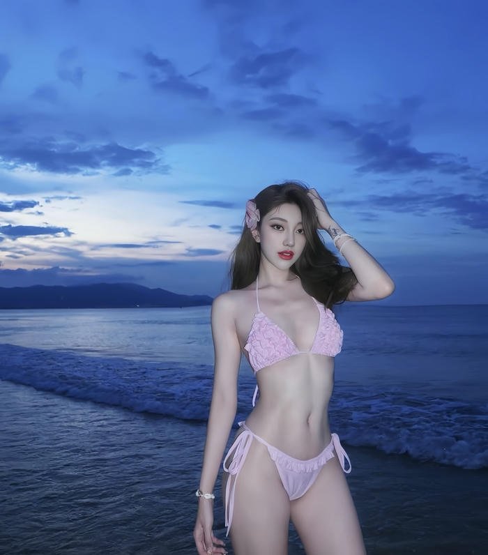 hình gái xinh mặc bikini đi biển sáng sớm