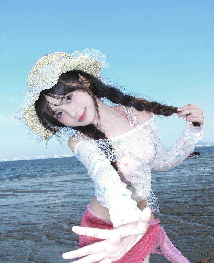 hình gái xinh mặc bikini đi biển sáng