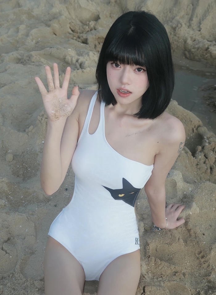 hình gái xinh mặc bikini đi biển tươi