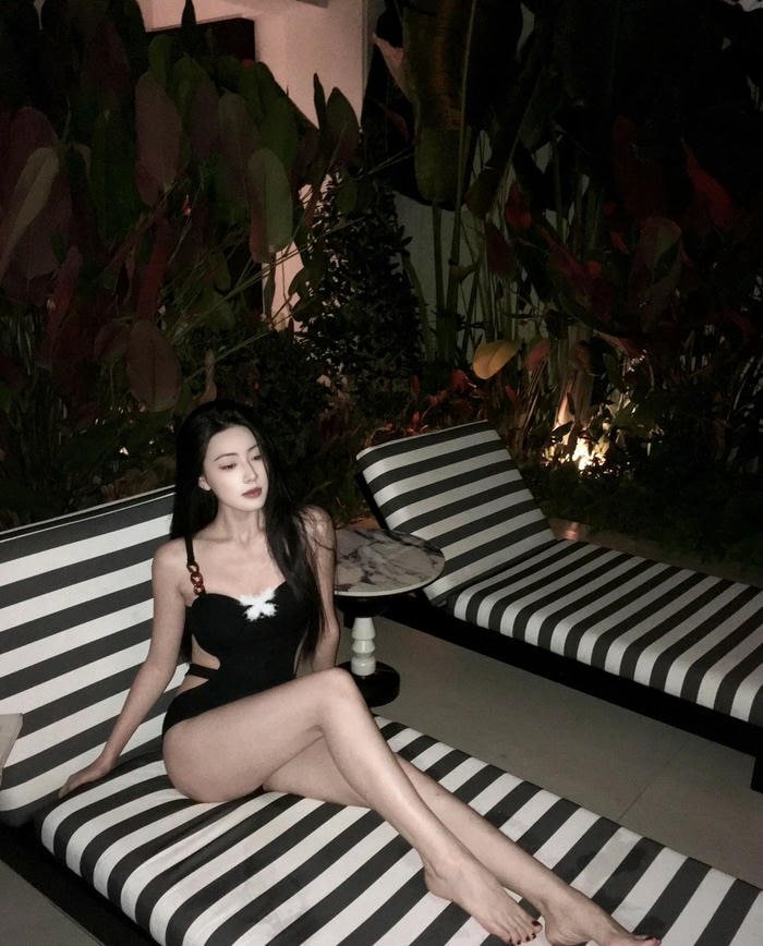 hình gái xinh mặc bikini màu đen nghỉ dưỡng