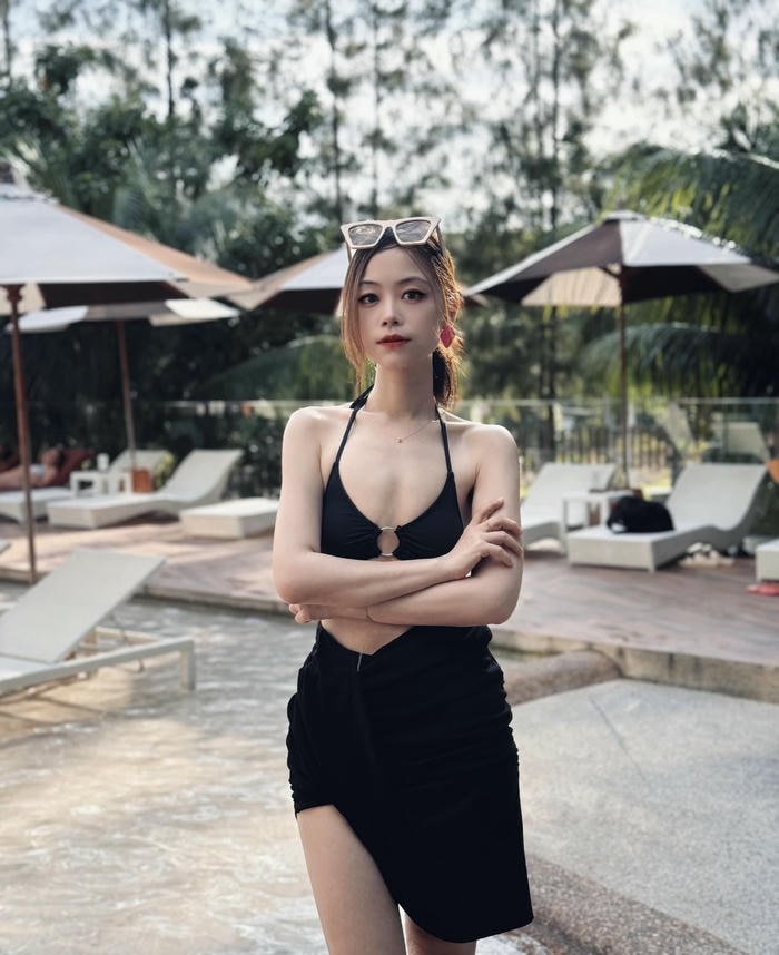 hình gái xinh mặc bikini màu đen ngoài nắng