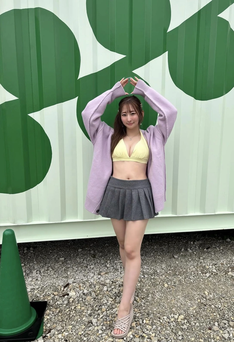 Ảnh Jun Suehiro bikini sexy áo khoác tím