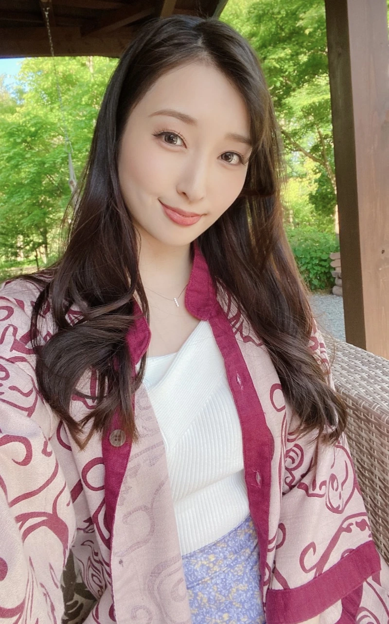 Ảnh Kasumi Tsukino mặc sexy khoác áo choàng