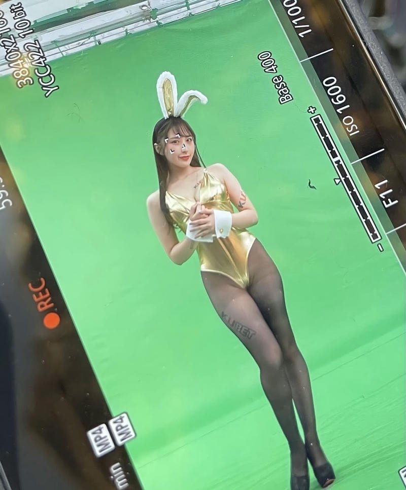 Ảnh Mina Kitano bikini sexy trên máy ảnh