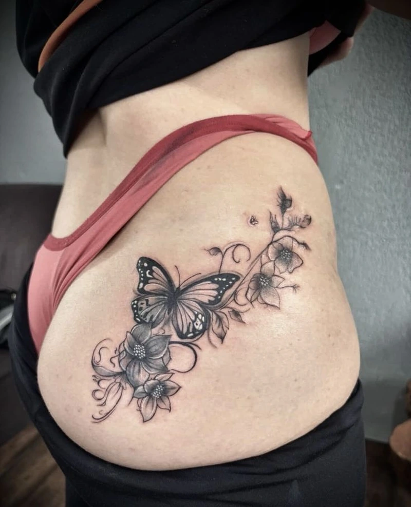 Ảnh Tattoo mông nữ cùng thiết kế bướm nhỏ nhẹ nhàng tinh tế
