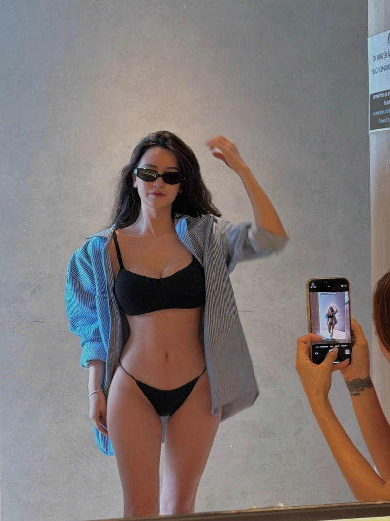 Ảnh ca sĩ quyên qui mặc bikini đeo kính
