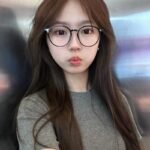 Ảnh gái xinh đeo kính làm hình nền điện thoại đẹp