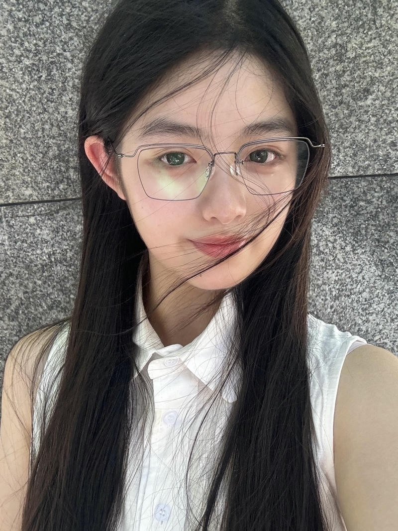 Ảnh gái xinh đeo kính tone màu sáng nhẹ nhàng
