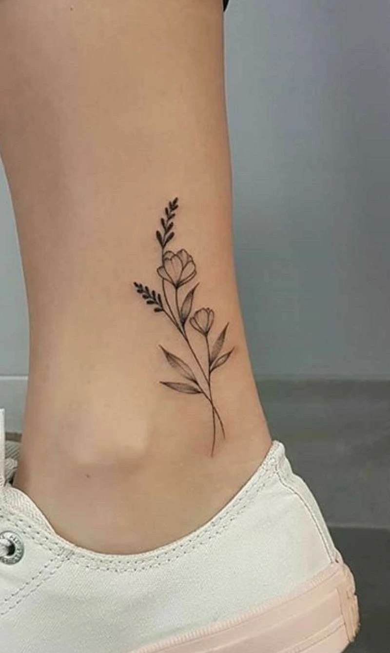Ảnh hình xăm chân nữ tạo điểm nhấn nhẹ nhàng trên làn da