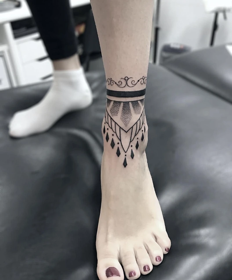 Ảnh hình xăm chân nữ với họa tiết lá rơi nhẹ nhàng tinh tế