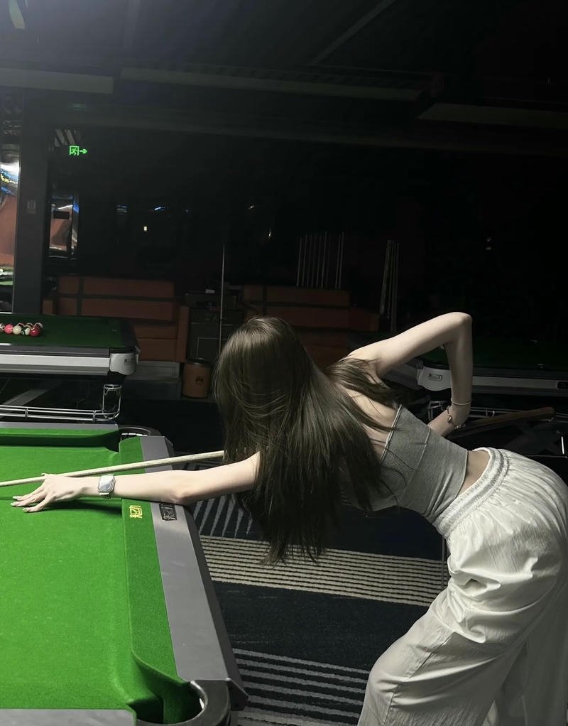 Ảnh hot girl đánh bida che mặt góc nghiêng