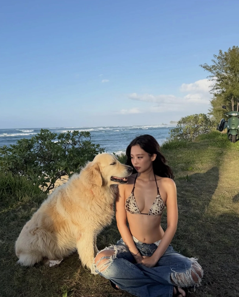 Ca sĩ hàn quốc Jennie mặc bikini cùng thú cưng
