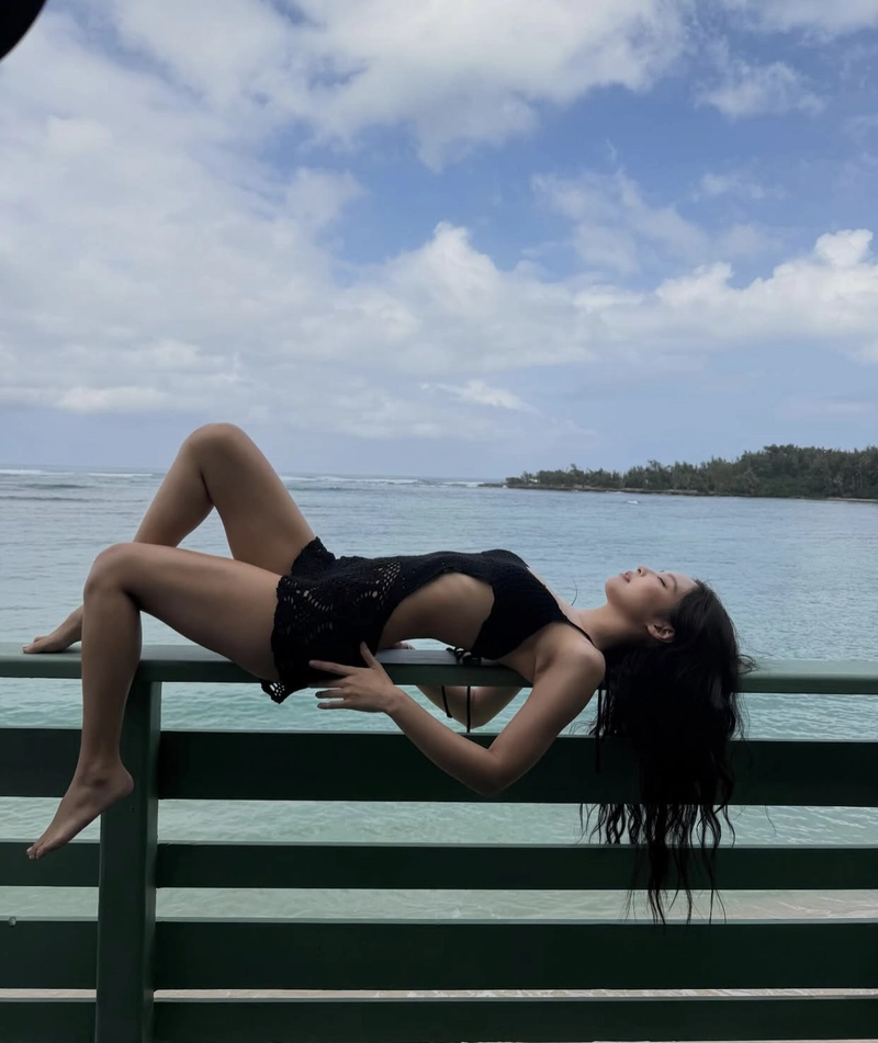 Ca sĩ hàn quốc Jennie mặc bikini dáng thon