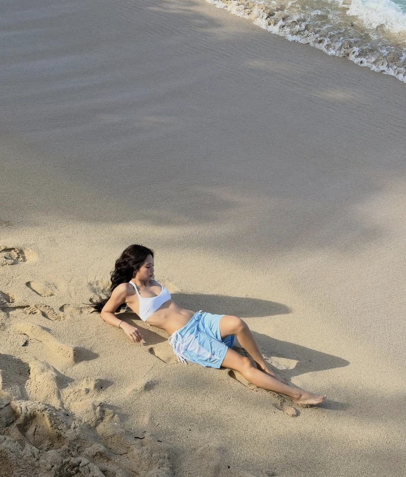 Ca sĩ hàn quốc Jennie mặc bikini nằm trên cát