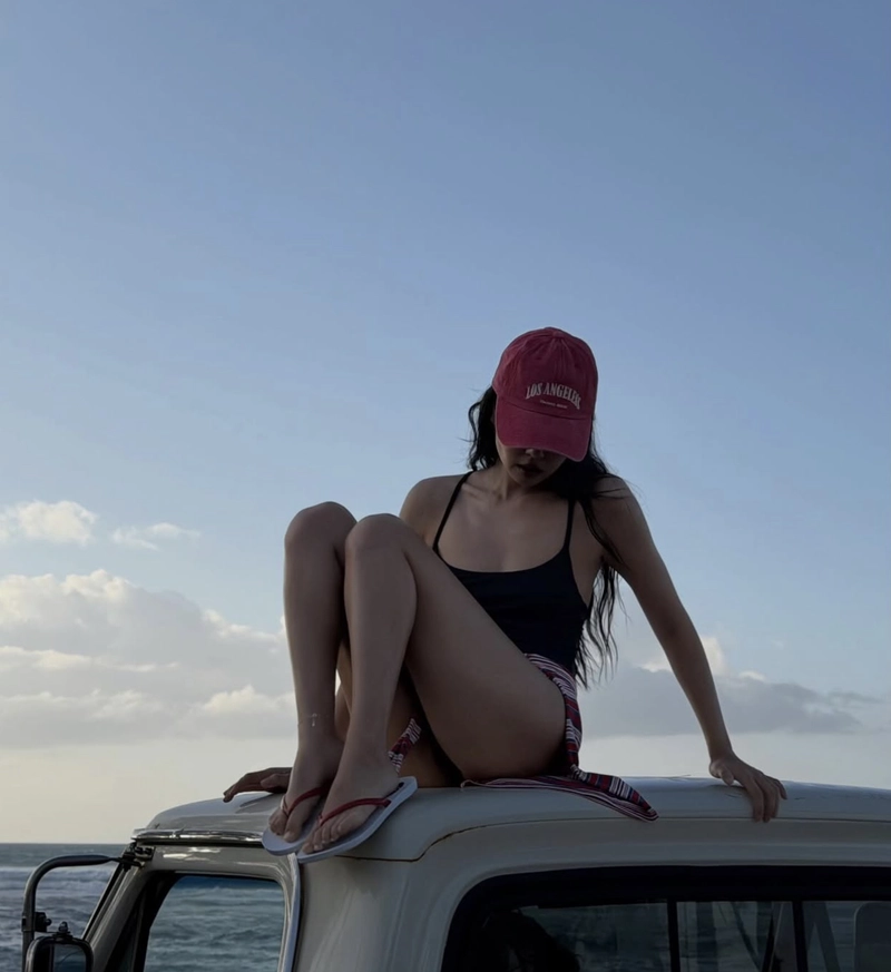 Ca sĩ hàn quốc Jennie mặc bikini ngồi trên ô tô
