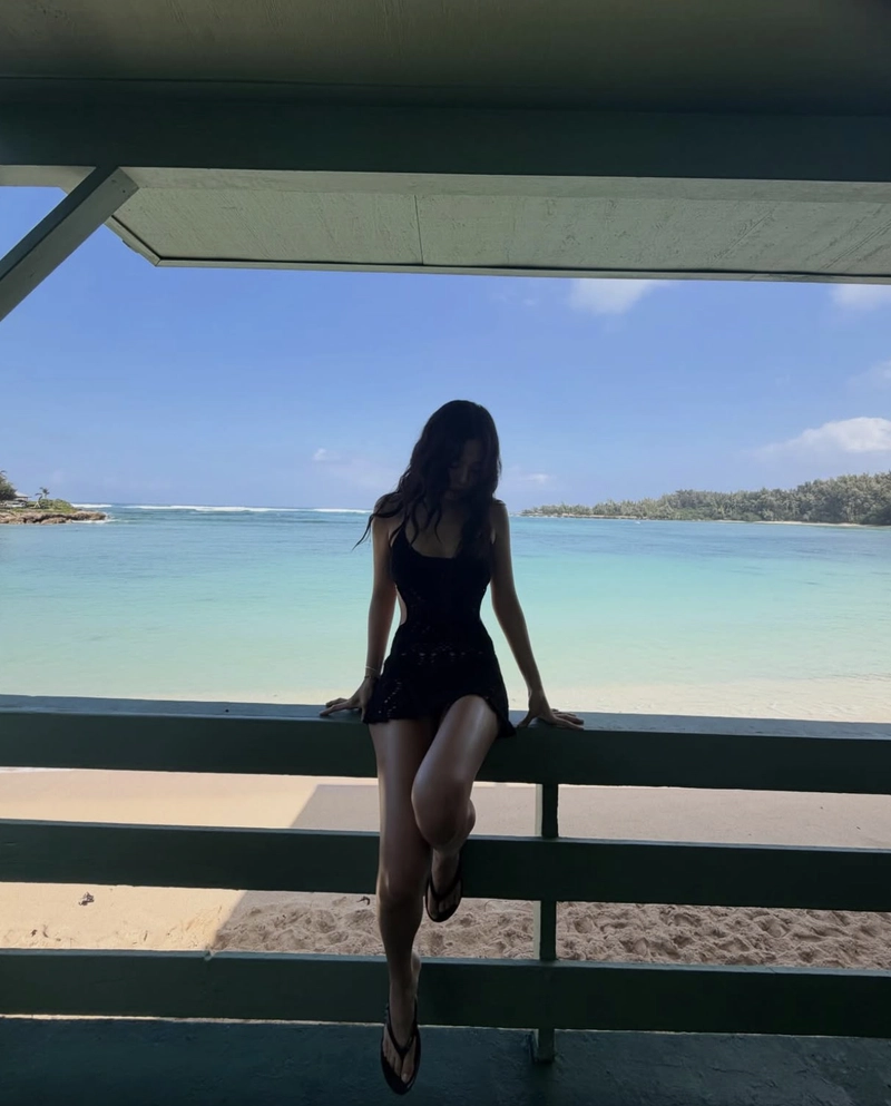 Ca sĩ hàn quốc Jennie mặc bikini ở biển
