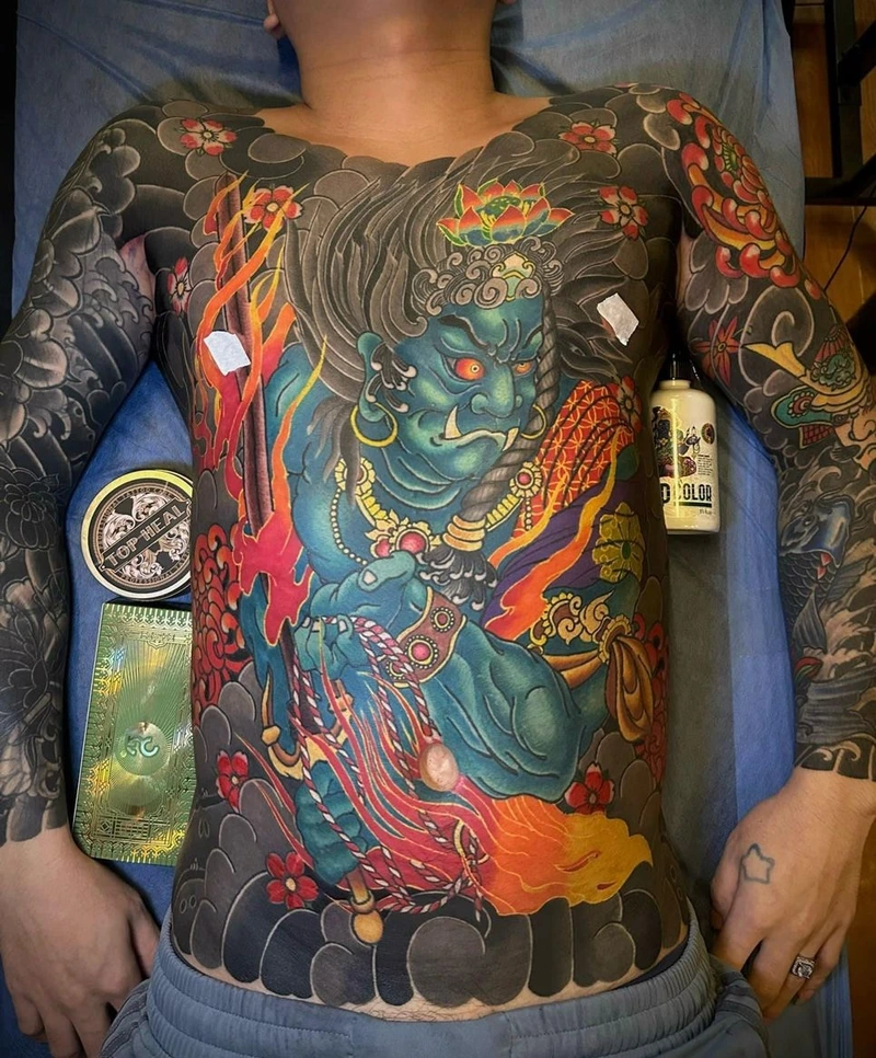 Chi tiết sắc nét trên tattoo bụng tạo chiều sâu cuốn hút