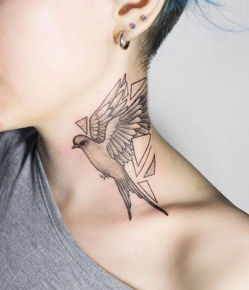 Chủ đề xăm ở cổ nữ với thiết kế bông hồng đen cá tính mạnh