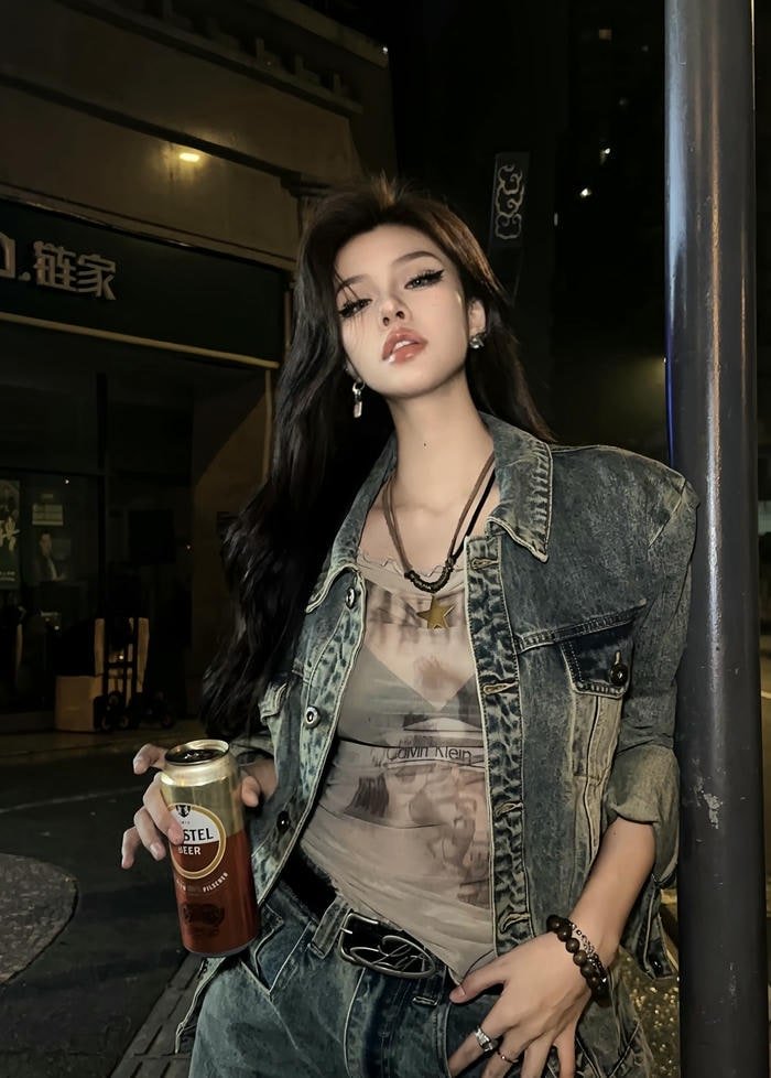 Cô gái cá tính với trang phục tối màu nổi bật