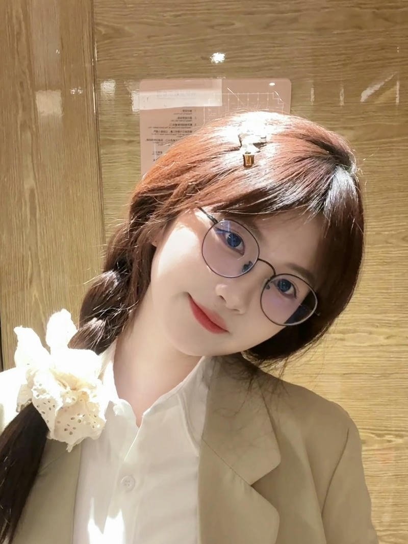 Cô gái mang kính trong outfit năng động trẻ trung