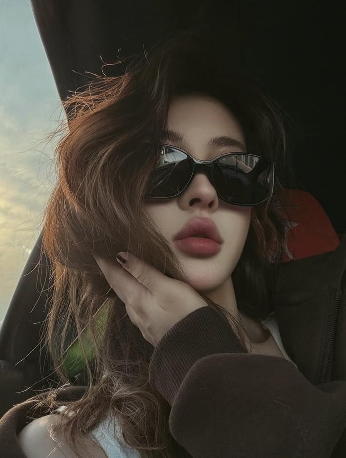 Cô gái phong cách ngầu với ánh sáng tương phản