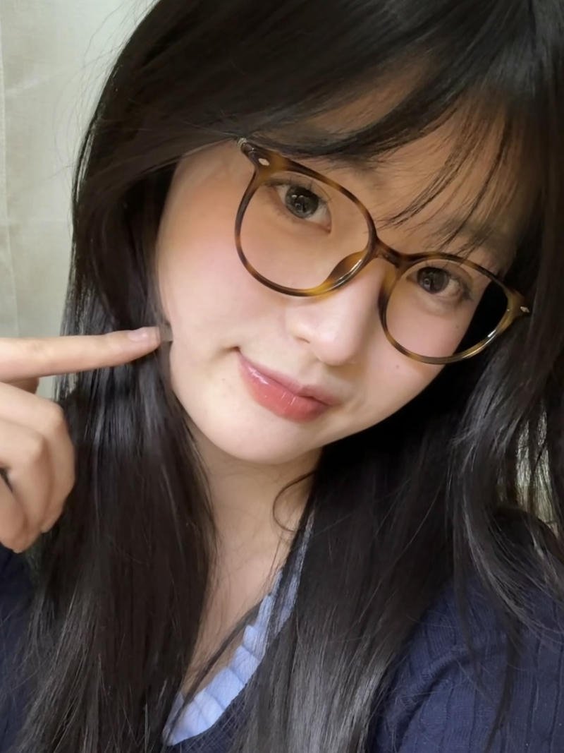Cô nàng mang kính cận nhìn rất đáng yêu