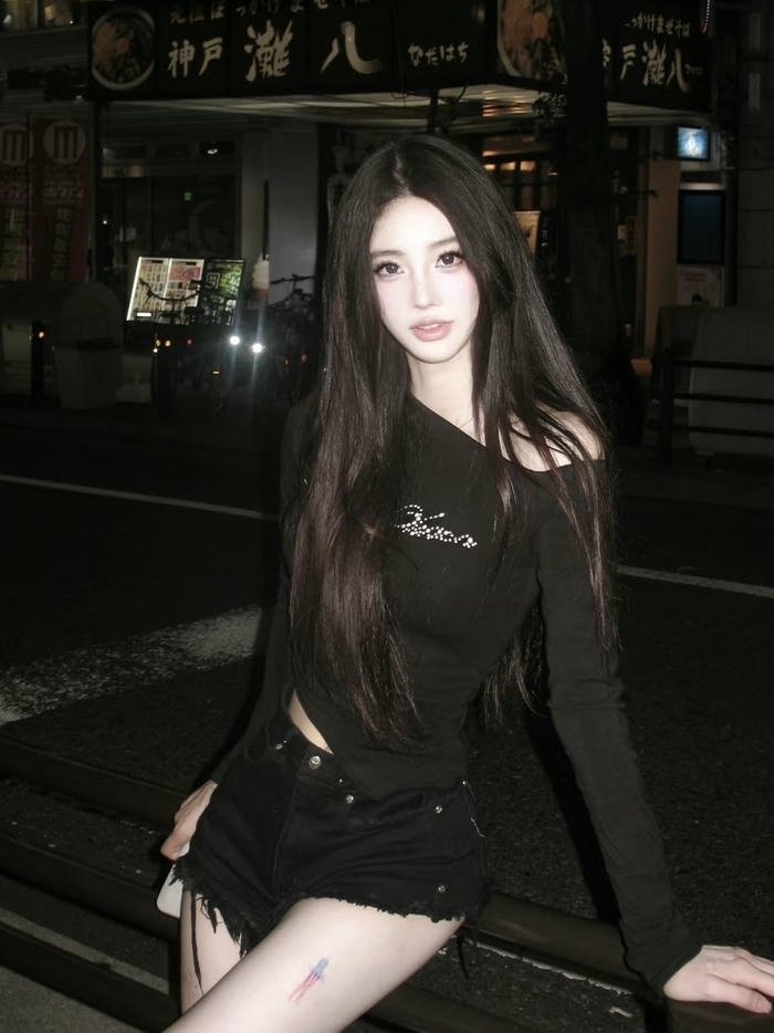 Cô nàng phong cách cool ngầu giữa ánh đèn đêm