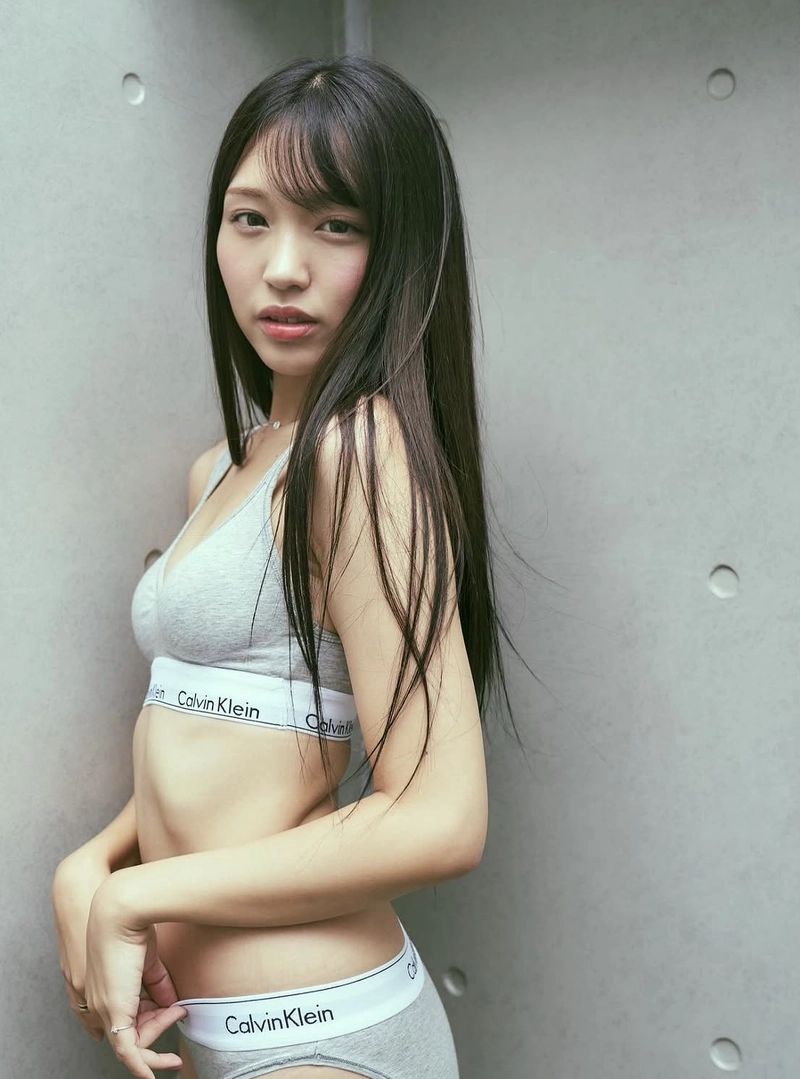 Diễn viên Himari kinoshita diện bikini đơn giản