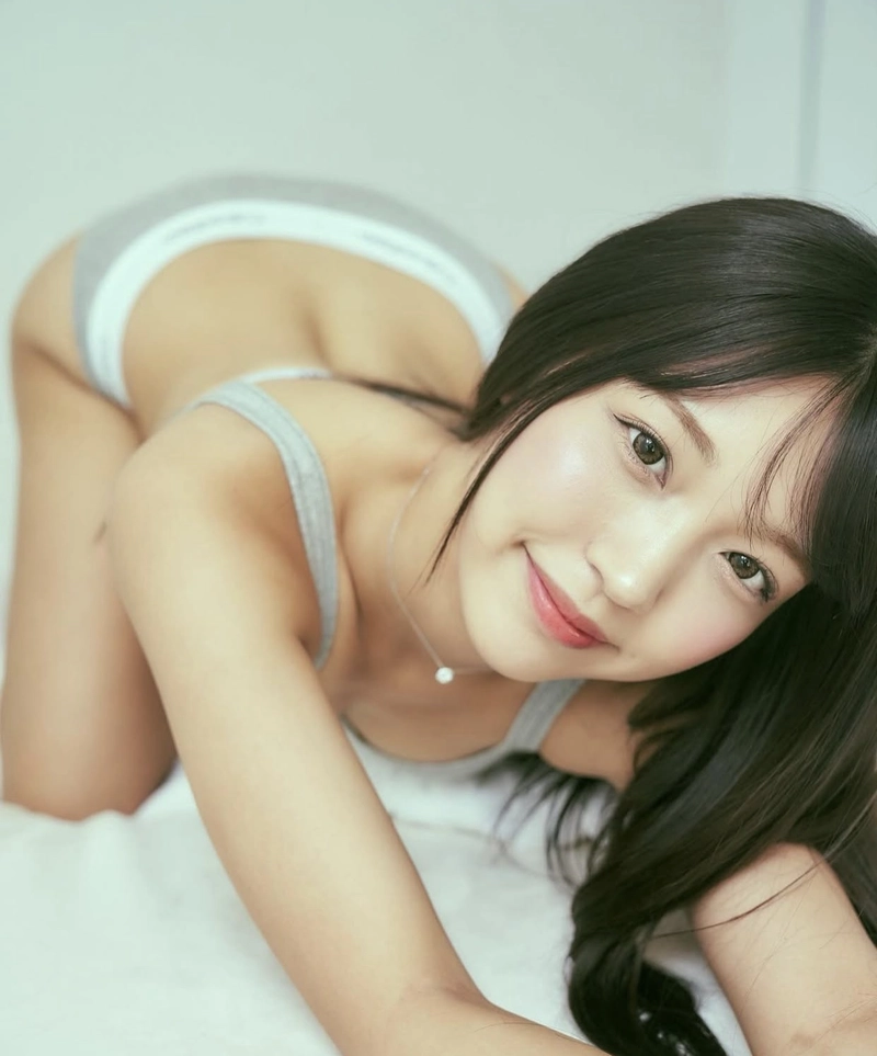 Diễn viên Himari kinoshita diện bikini mỉm cười