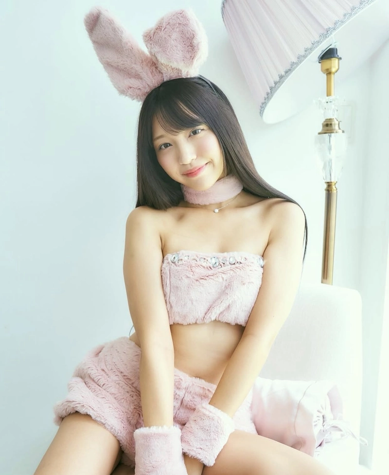 Diễn viên Himari kinoshita diện bikini thỏ hồng