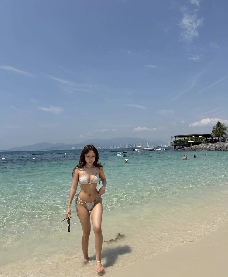 Dương mỹ diện bikini màu xanh mát