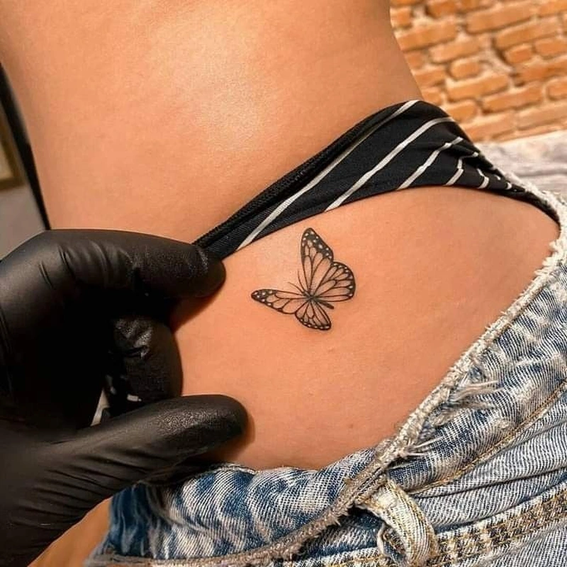 Đường nét mềm mại trong tattoo mông nữ đầy tính nghệ thuật