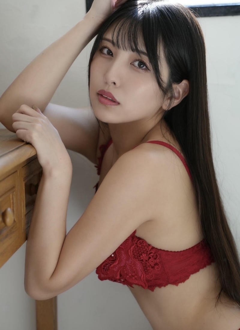 Gái Nhật Kuraki Shiori bikini sexy màu đỏ ren