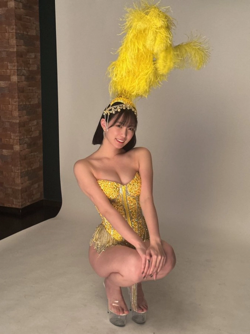 Gái đẹp Akari Mitani bikini sexy màu vàng