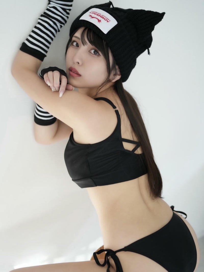 Gái đẹp Kuraki Shiori bikini sexy quyến rũ