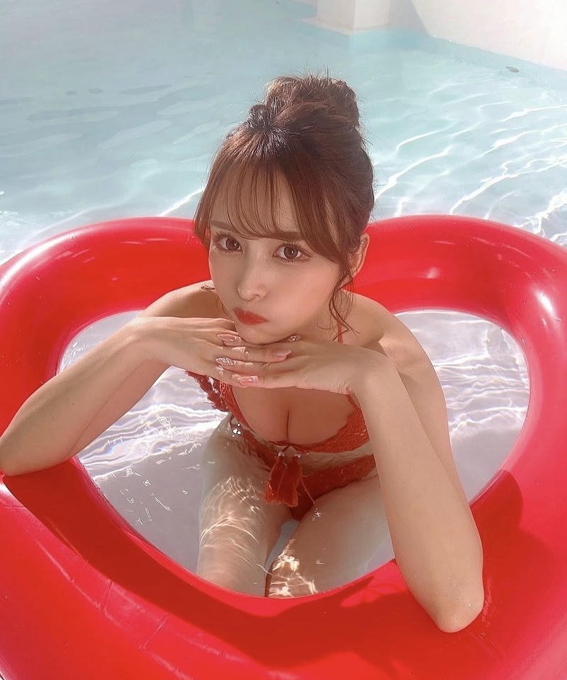 Gái đẹp Mayuki Ito bikini sexy đi bơi