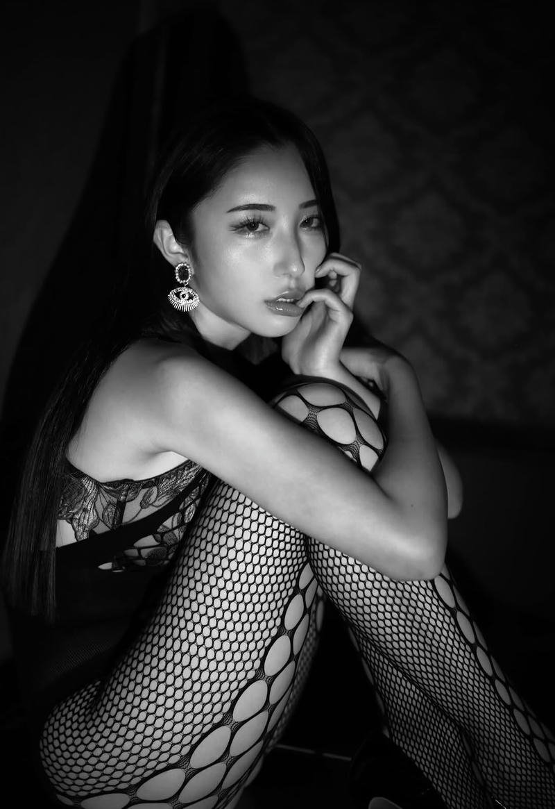 Gái đẹp Mina Kitano bikini sexy đen trắng