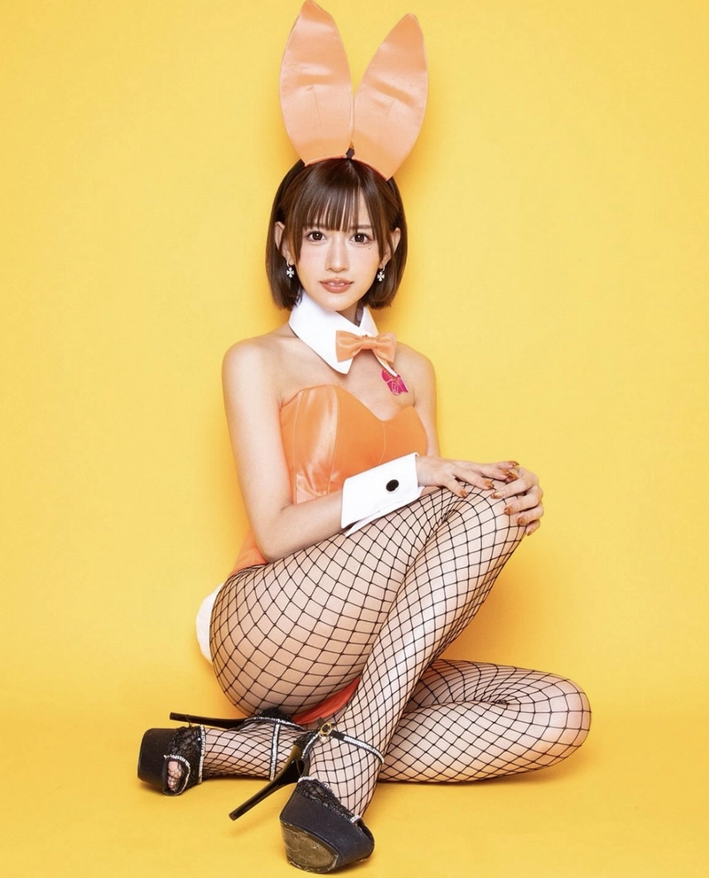 Gái đẹp Nhật Bản Airi Kijima bikini sexy thỏ cam