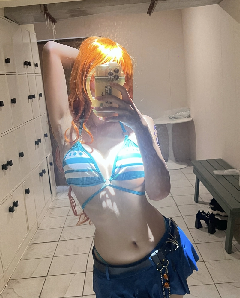 Gái đẹp nami mặc bikini chụp trước gương
